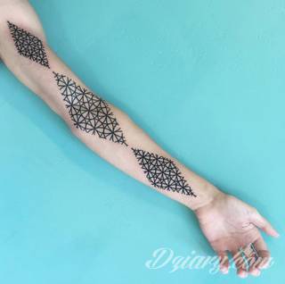 Niesamowite w swojej formie tatuaże-rękawy zajmują cała powierzchnię ramiona i przedramiona. Tworzą jednolitą zdobiącą ciało całość. Taki graficzny rękaw na skórze to tatuaż szczególnie ciekawy w przypadku aktywnych, silnych mężczyzn. 