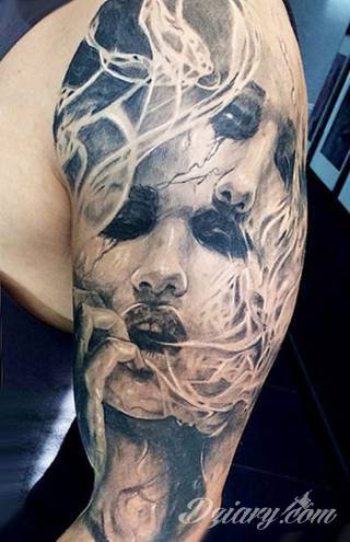 Niesamowite w swojej formie tatuaże-rękawy zajmują cała powierzchnię ramiona i przedramiona. Tworzą jednolitą zdobiącą ciało całość. Taki graficzny rękaw na skórze to tatuaż szczególnie ciekawy w przypadku aktywnych, silnych mężczyzn. 