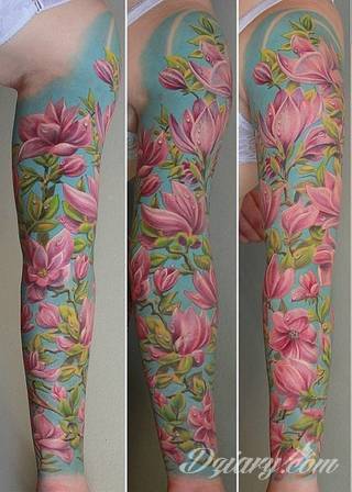 Niesamowite w swojej formie tatuaże-rękawy zajmują cała powierzchnię ramiona i przedramiona. Tworzą jednolitą zdobiącą ciało całość. Taki graficzny rękaw na skórze to tatuaż szczególnie ciekawy w przypadku aktywnych, silnych mężczyzn. 