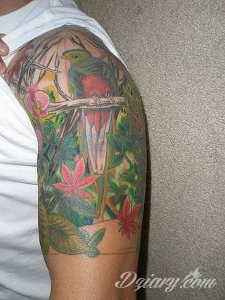 Niesamowite w swojej formie tatuaże-rękawy zajmują cała powierzchnię ramiona i przedramiona. Tworzą jednolitą zdobiącą ciało całość. Taki graficzny rękaw na skórze to tatuaż szczególnie ciekawy w przypadku aktywnych, silnych mężczyzn. 