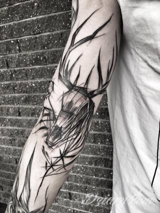 Niesamowite w swojej formie tatuaże-rękawy zajmują cała powierzchnię ramiona i przedramiona. Tworzą jednolitą zdobiącą ciało całość. Taki graficzny rękaw na skórze to tatuaż szczególnie ciekawy w przypadku aktywnych, silnych mężczyzn. 