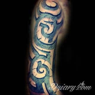 Niesamowite w swojej formie tatuaże-rękawy zajmują cała powierzchnię ramiona i przedramiona. Tworzą jednolitą zdobiącą ciało całość. Taki graficzny rękaw na skórze to tatuaż szczególnie ciekawy w przypadku aktywnych, silnych mężczyzn. 