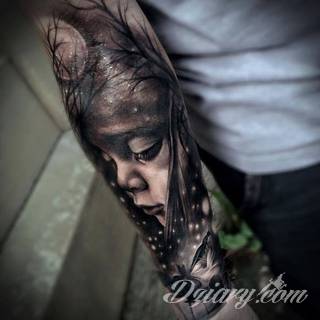 Niesamowite w swojej formie tatuaże-rękawy zajmują cała powierzchnię ramiona i przedramiona. Tworzą jednolitą zdobiącą ciało całość. Taki graficzny rękaw na skórze to tatuaż szczególnie ciekawy w przypadku aktywnych, silnych mężczyzn. 