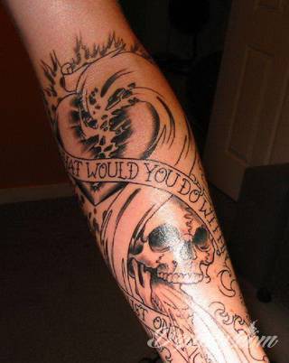 Niesamowite w swojej formie tatuaże-rękawy zajmują cała powierzchnię ramiona i przedramiona. Tworzą jednolitą zdobiącą ciało całość. Taki graficzny rękaw na skórze to tatuaż szczególnie ciekawy w przypadku aktywnych, silnych mężczyzn. 