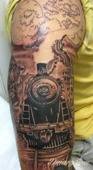 Niesamowite w swojej formie tatuaże-rękawy zajmują cała powierzchnię ramiona i przedramiona. Tworzą jednolitą zdobiącą ciało całość. Taki graficzny rękaw na skórze to tatuaż szczególnie ciekawy w przypadku aktywnych, silnych mężczyzn. 