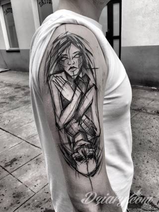 Niesamowite w swojej formie tatuaże-rękawy zajmują cała powierzchnię ramiona i przedramiona. Tworzą jednolitą zdobiącą ciało całość. Taki graficzny rękaw na skórze to tatuaż szczególnie ciekawy w przypadku aktywnych, silnych mężczyzn. 