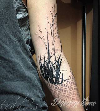 Niesamowite w swojej formie tatuaże-rękawy zajmują cała powierzchnię ramiona i przedramiona. Tworzą jednolitą zdobiącą ciało całość. Taki graficzny rękaw na skórze to tatuaż szczególnie ciekawy w przypadku aktywnych, silnych mężczyzn. 