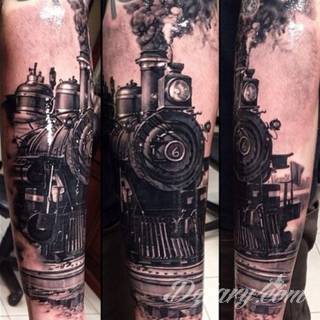 Niesamowite w swojej formie tatuaże-rękawy zajmują cała powierzchnię ramiona i przedramiona. Tworzą jednolitą zdobiącą ciało całość. Taki graficzny rękaw na skórze to tatuaż szczególnie ciekawy w przypadku aktywnych, silnych mężczyzn. 