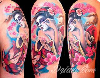 Niesamowite w swojej formie tatuaże-rękawy zajmują cała powierzchnię ramiona i przedramiona. Tworzą jednolitą zdobiącą ciało całość. Taki graficzny rękaw na skórze to tatuaż szczególnie ciekawy w przypadku aktywnych, silnych mężczyzn. 