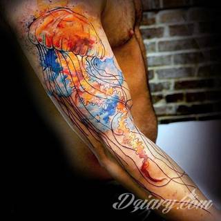 Niesamowite w swojej formie tatuaże-rękawy zajmują cała powierzchnię ramiona i przedramiona. Tworzą jednolitą zdobiącą ciało całość. Taki graficzny rękaw na skórze to tatuaż szczególnie ciekawy w przypadku aktywnych, silnych mężczyzn. 