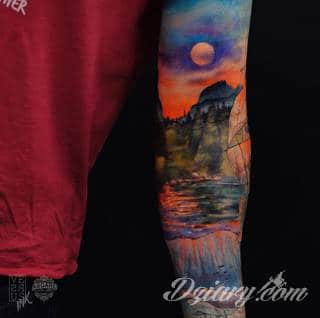 Niesamowite w swojej formie tatuaże-rękawy zajmują cała powierzchnię ramiona i przedramiona. Tworzą jednolitą zdobiącą ciało całość. Taki graficzny rękaw na skórze to tatuaż szczególnie ciekawy w przypadku aktywnych, silnych mężczyzn. 