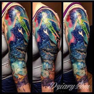 Niesamowite w swojej formie tatuaże-rękawy zajmują cała powierzchnię ramiona i przedramiona. Tworzą jednolitą zdobiącą ciało całość. Taki graficzny rękaw na skórze to tatuaż szczególnie ciekawy w przypadku aktywnych, silnych mężczyzn. 