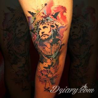 Niesamowite w swojej formie tatuaże-rękawy zajmują cała powierzchnię ramiona i przedramiona. Tworzą jednolitą zdobiącą ciało całość. Taki graficzny rękaw na skórze to tatuaż szczególnie ciekawy w przypadku aktywnych, silnych mężczyzn. 