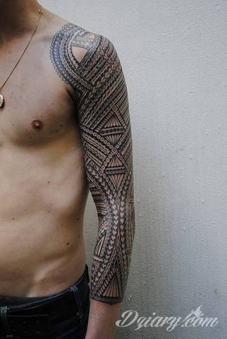 Niesamowite w swojej formie tatuaże-rękawy zajmują cała powierzchnię ramiona i przedramiona. Tworzą jednolitą zdobiącą ciało całość. Taki graficzny rękaw na skórze to tatuaż szczególnie ciekawy w przypadku aktywnych, silnych mężczyzn. 