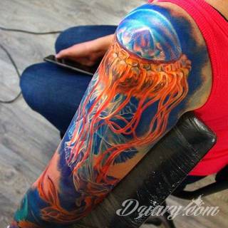 Niesamowite w swojej formie tatuaże-rękawy zajmują cała powierzchnię ramiona i przedramiona. Tworzą jednolitą zdobiącą ciało całość. Taki graficzny rękaw na skórze to tatuaż szczególnie ciekawy w przypadku aktywnych, silnych mężczyzn. 