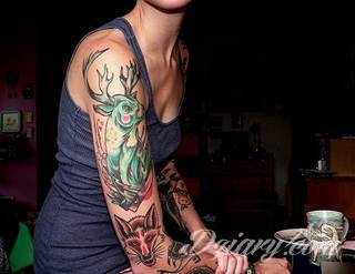 Niesamowite w swojej formie tatuaże-rękawy zajmują cała powierzchnię ramiona i przedramiona. Tworzą jednolitą zdobiącą ciało całość. Taki graficzny rękaw na skórze to tatuaż szczególnie ciekawy w przypadku aktywnych, silnych mężczyzn. 