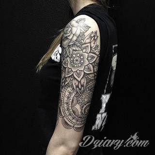 Niesamowite w swojej formie tatuaże-rękawy zajmują cała powierzchnię ramiona i przedramiona. Tworzą jednolitą zdobiącą ciało całość. Taki graficzny rękaw na skórze to tatuaż szczególnie ciekawy w przypadku aktywnych, silnych mężczyzn. 