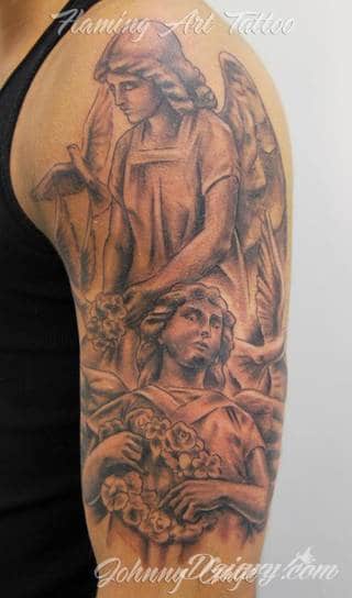 Niesamowite w swojej formie tatuaże-rękawy zajmują cała powierzchnię ramiona i przedramiona. Tworzą jednolitą zdobiącą ciało całość. Taki graficzny rękaw na skórze to tatuaż szczególnie ciekawy w przypadku aktywnych, silnych mężczyzn. 