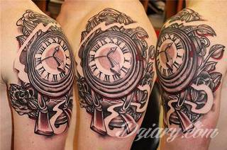 Niesamowite w swojej formie tatuaże-rękawy zajmują cała powierzchnię ramiona i przedramiona. Tworzą jednolitą zdobiącą ciało całość. Taki graficzny rękaw na skórze to tatuaż szczególnie ciekawy w przypadku aktywnych, silnych mężczyzn. 