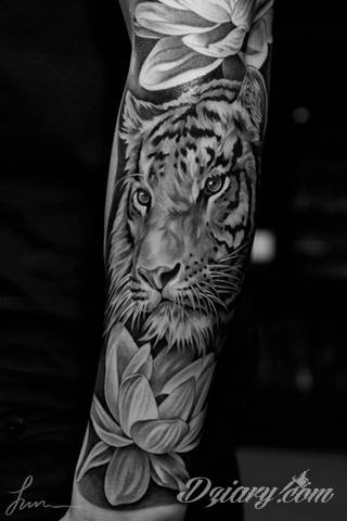 Niesamowite w swojej formie tatuaże-rękawy zajmują cała powierzchnię ramiona i przedramiona. Tworzą jednolitą zdobiącą ciało całość. Taki graficzny rękaw na skórze to tatuaż szczególnie ciekawy w przypadku aktywnych, silnych mężczyzn. 