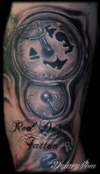 Niesamowite w swojej formie tatuaże-rękawy zajmują cała powierzchnię ramiona i przedramiona. Tworzą jednolitą zdobiącą ciało całość. Taki graficzny rękaw na skórze to tatuaż szczególnie ciekawy w przypadku aktywnych, silnych mężczyzn. 