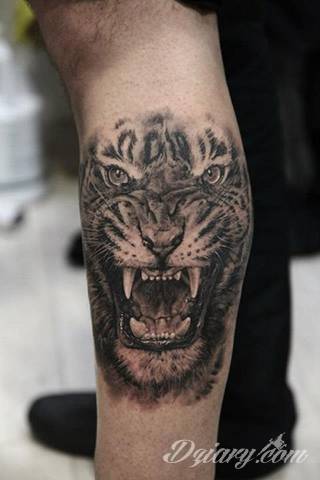 Niesamowite w swojej formie tatuaże-rękawy zajmują cała powierzchnię ramiona i przedramiona. Tworzą jednolitą zdobiącą ciało całość. Taki graficzny rękaw na skórze to tatuaż szczególnie ciekawy w przypadku aktywnych, silnych mężczyzn. 