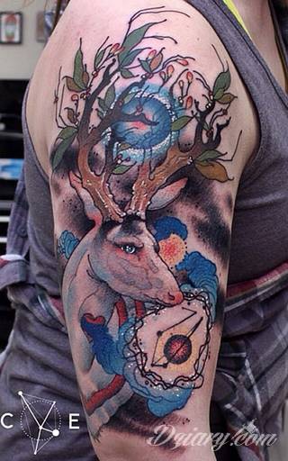 Niesamowite w swojej formie tatuaże-rękawy zajmują cała powierzchnię ramiona i przedramiona. Tworzą jednolitą zdobiącą ciało całość. Taki graficzny rękaw na skórze to tatuaż szczególnie ciekawy w przypadku aktywnych, silnych mężczyzn. 