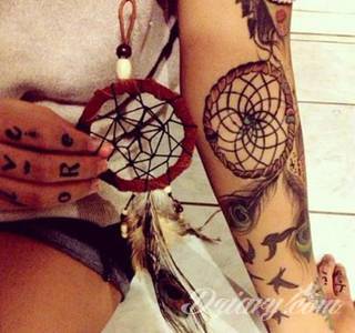 Niesamowite w swojej formie tatuaże-rękawy zajmują cała powierzchnię ramiona i przedramiona. Tworzą jednolitą zdobiącą ciało całość. Taki graficzny rękaw na skórze to tatuaż szczególnie ciekawy w przypadku aktywnych, silnych mężczyzn. 