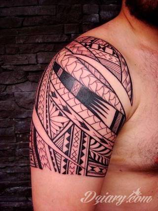 Niesamowite w swojej formie tatuaże-rękawy zajmują cała powierzchnię ramiona i przedramiona. Tworzą jednolitą zdobiącą ciało całość. Taki graficzny rękaw na skórze to tatuaż szczególnie ciekawy w przypadku aktywnych, silnych mężczyzn. 