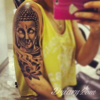 Niesamowite w swojej formie tatuaże-rękawy zajmują cała powierzchnię ramiona i przedramiona. Tworzą jednolitą zdobiącą ciało całość. Taki graficzny rękaw na skórze to tatuaż szczególnie ciekawy w przypadku aktywnych, silnych mężczyzn. 