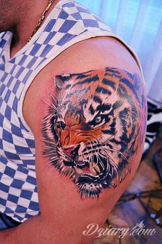 Niesamowite w swojej formie tatuaże-rękawy zajmują cała powierzchnię ramiona i przedramiona. Tworzą jednolitą zdobiącą ciało całość. Taki graficzny rękaw na skórze to tatuaż szczególnie ciekawy w przypadku aktywnych, silnych mężczyzn. 