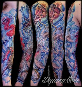 Niesamowite w swojej formie tatuaże-rękawy zajmują cała powierzchnię ramiona i przedramiona. Tworzą jednolitą zdobiącą ciało całość. Taki graficzny rękaw na skórze to tatuaż szczególnie ciekawy w przypadku aktywnych, silnych mężczyzn. 