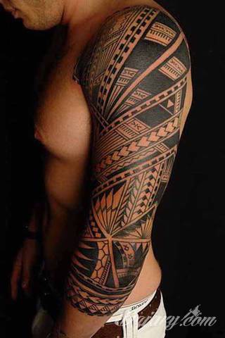 Niesamowite w swojej formie tatuaże-rękawy zajmują cała powierzchnię ramiona i przedramiona. Tworzą jednolitą zdobiącą ciało całość. Taki graficzny rękaw na skórze to tatuaż szczególnie ciekawy w przypadku aktywnych, silnych mężczyzn. 