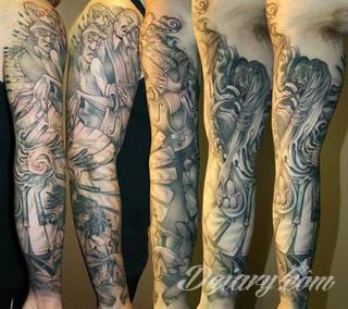 Niesamowite w swojej formie tatuaże-rękawy zajmują cała powierzchnię ramiona i przedramiona. Tworzą jednolitą zdobiącą ciało całość. Taki graficzny rękaw na skórze to tatuaż szczególnie ciekawy w przypadku aktywnych, silnych mężczyzn. 