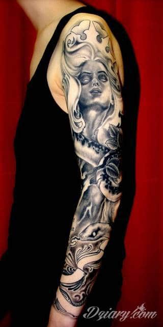 Niesamowite w swojej formie tatuaże-rękawy zajmują cała powierzchnię ramiona i przedramiona. Tworzą jednolitą zdobiącą ciało całość. Taki graficzny rękaw na skórze to tatuaż szczególnie ciekawy w przypadku aktywnych, silnych mężczyzn. 