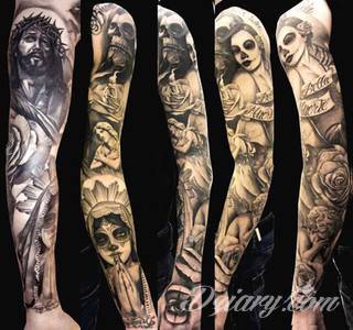 Niesamowite w swojej formie tatuaże-rękawy zajmują cała powierzchnię ramiona i przedramiona. Tworzą jednolitą zdobiącą ciało całość. Taki graficzny rękaw na skórze to tatuaż szczególnie ciekawy w przypadku aktywnych, silnych mężczyzn. 