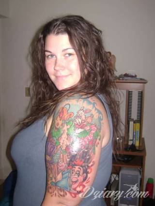 Niesamowite w swojej formie tatuaże-rękawy zajmują cała powierzchnię ramiona i przedramiona. Tworzą jednolitą zdobiącą ciało całość. Taki graficzny rękaw na skórze to tatuaż szczególnie ciekawy w przypadku aktywnych, silnych mężczyzn. 