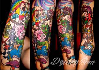 Niesamowite w swojej formie tatuaże-rękawy zajmują cała powierzchnię ramiona i przedramiona. Tworzą jednolitą zdobiącą ciało całość. Taki graficzny rękaw na skórze to tatuaż szczególnie ciekawy w przypadku aktywnych, silnych mężczyzn. 