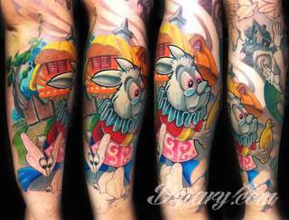 Niesamowite w swojej formie tatuaże-rękawy zajmują cała powierzchnię ramiona i przedramiona. Tworzą jednolitą zdobiącą ciało całość. Taki graficzny rękaw na skórze to tatuaż szczególnie ciekawy w przypadku aktywnych, silnych mężczyzn. 