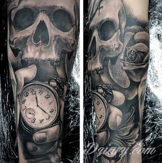 Niesamowite w swojej formie tatuaże-rękawy zajmują cała powierzchnię ramiona i przedramiona. Tworzą jednolitą zdobiącą ciało całość. Taki graficzny rękaw na skórze to tatuaż szczególnie ciekawy w przypadku aktywnych, silnych mężczyzn. 