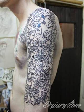 Niesamowite w swojej formie tatuaże-rękawy zajmują cała powierzchnię ramiona i przedramiona. Tworzą jednolitą zdobiącą ciało całość. Taki graficzny rękaw na skórze to tatuaż szczególnie ciekawy w przypadku aktywnych, silnych mężczyzn. 