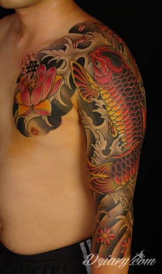 Niesamowite w swojej formie tatuaże-rękawy zajmują cała powierzchnię ramiona i przedramiona. Tworzą jednolitą zdobiącą ciało całość. Taki graficzny rękaw na skórze to tatuaż szczególnie ciekawy w przypadku aktywnych, silnych mężczyzn. 