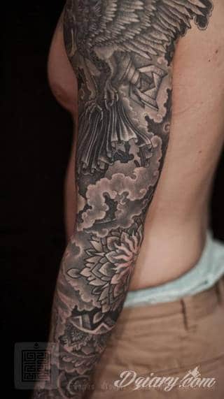 Niesamowite w swojej formie tatuaże-rękawy zajmują cała powierzchnię ramiona i przedramiona. Tworzą jednolitą zdobiącą ciało całość. Taki graficzny rękaw na skórze to tatuaż szczególnie ciekawy w przypadku aktywnych, silnych mężczyzn. 