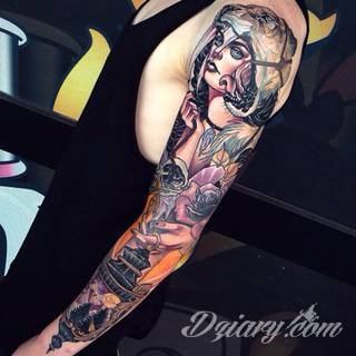 Niesamowite w swojej formie tatuaże-rękawy zajmują cała powierzchnię ramiona i przedramiona. Tworzą jednolitą zdobiącą ciało całość. Taki graficzny rękaw na skórze to tatuaż szczególnie ciekawy w przypadku aktywnych, silnych mężczyzn. 