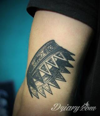 Niesamowite w swojej formie tatuaże-rękawy zajmują cała powierzchnię ramiona i przedramiona. Tworzą jednolitą zdobiącą ciało całość. Taki graficzny rękaw na skórze to tatuaż szczególnie ciekawy w przypadku aktywnych, silnych mężczyzn. 