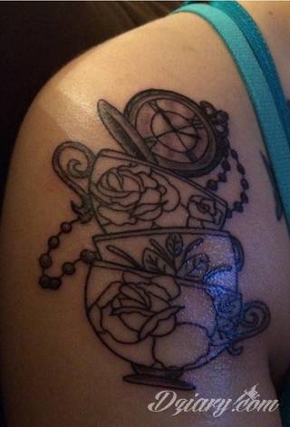 Niesamowite w swojej formie tatuaże-rękawy zajmują cała powierzchnię ramiona i przedramiona. Tworzą jednolitą zdobiącą ciało całość. Taki graficzny rękaw na skórze to tatuaż szczególnie ciekawy w przypadku aktywnych, silnych mężczyzn. 