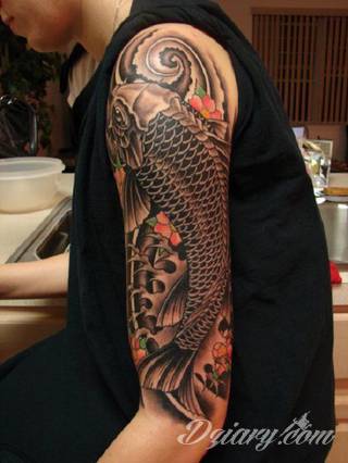 Niesamowite w swojej formie tatuaże-rękawy zajmują cała powierzchnię ramiona i przedramiona. Tworzą jednolitą zdobiącą ciało całość. Taki graficzny rękaw na skórze to tatuaż szczególnie ciekawy w przypadku aktywnych, silnych mężczyzn. 