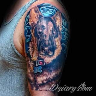 Niesamowite w swojej formie tatuaże-rękawy zajmują cała powierzchnię ramiona i przedramiona. Tworzą jednolitą zdobiącą ciało całość. Taki graficzny rękaw na skórze to tatuaż szczególnie ciekawy w przypadku aktywnych, silnych mężczyzn. 