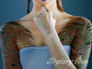 Niesamowite w swojej formie tatuaże-rękawy zajmują cała powierzchnię ramiona i przedramiona. Tworzą jednolitą zdobiącą ciało całość. Taki graficzny rękaw na skórze to tatuaż szczególnie ciekawy w przypadku aktywnych, silnych mężczyzn. 