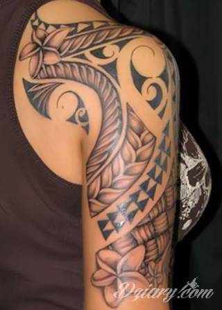 Niesamowite w swojej formie tatuaże-rękawy zajmują cała powierzchnię ramiona i przedramiona. Tworzą jednolitą zdobiącą ciało całość. Taki graficzny rękaw na skórze to tatuaż szczególnie ciekawy w przypadku aktywnych, silnych mężczyzn. 